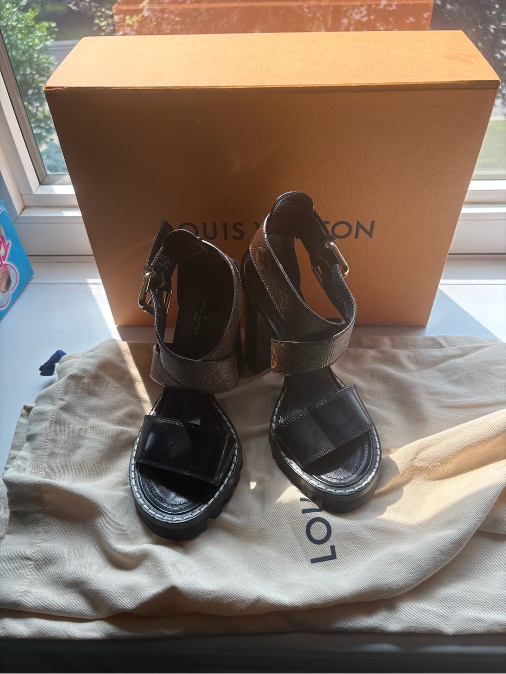Like new Louis Vuitton Black Patent & Monogram Platform Sandals - size 7